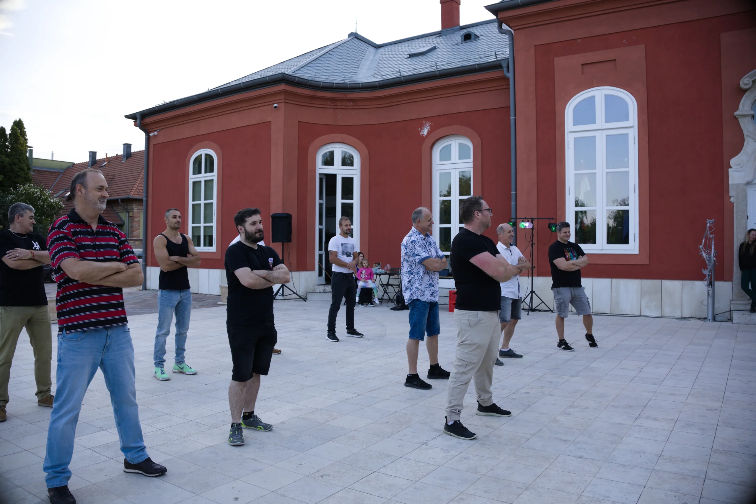 Férfi tánclépések gyakorlása a Salsa Revolution szabadtéri bulijában, 2025