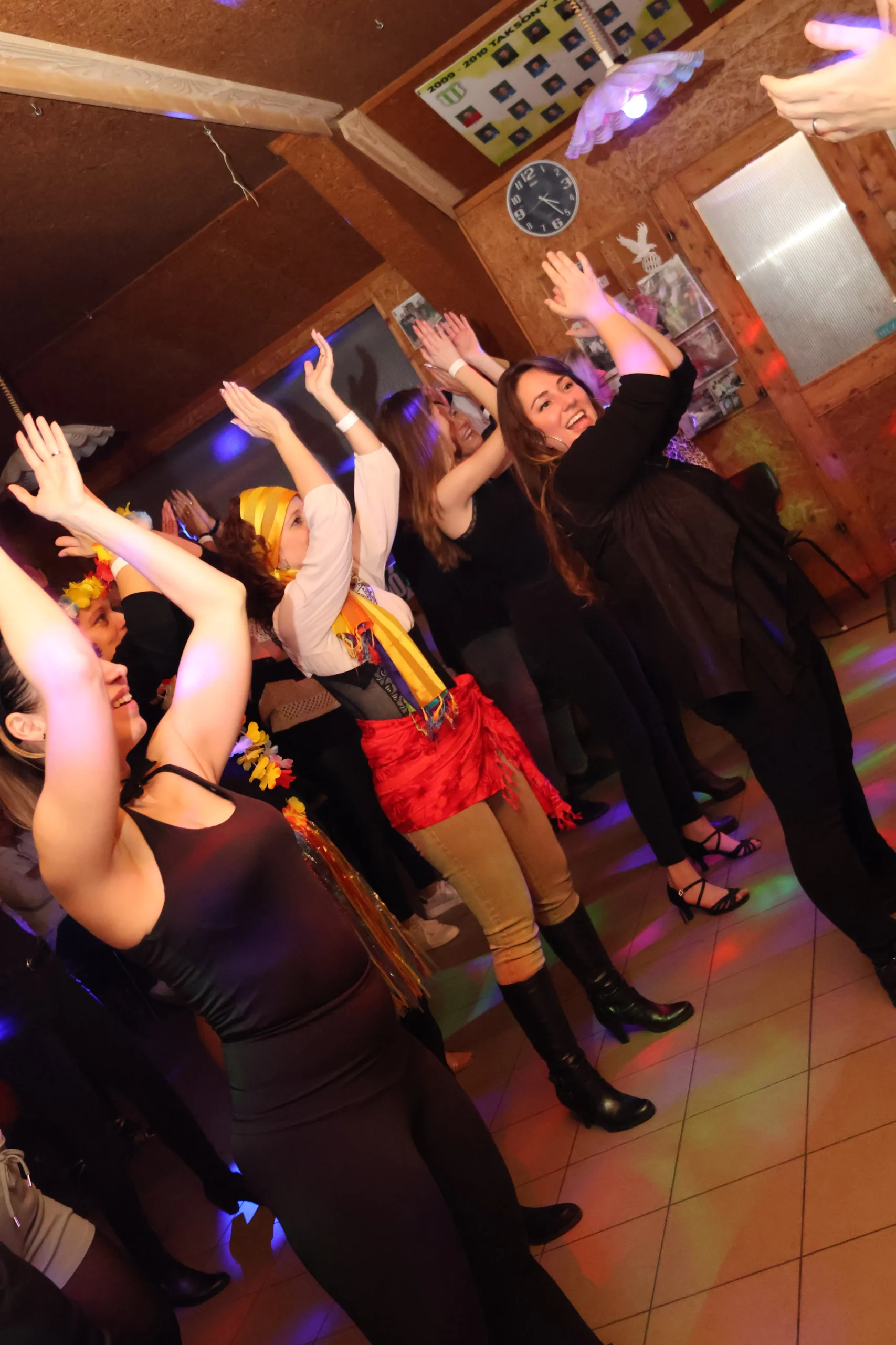 Hölgyek előadása a Salsa Revolution farsangi buliján, 2024
