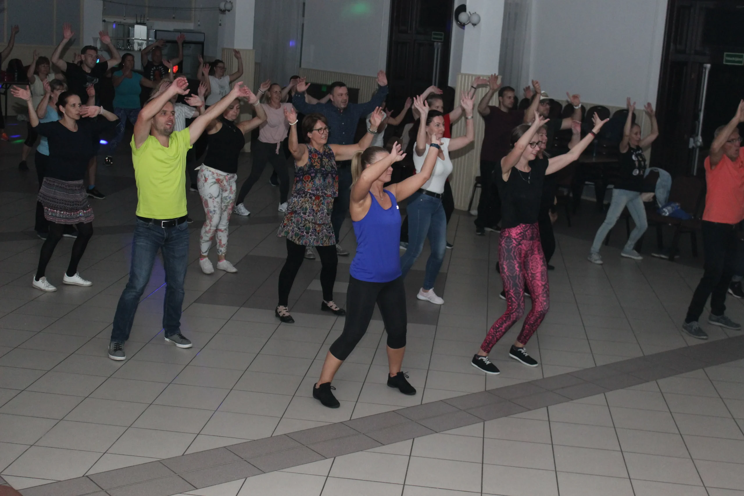 Táncosok csoportja salsázik a Salsa Revolution Latin őrület buliján, 2023