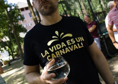 Táborozó spanyol feliratú pólóban a Salsa Revolution 2025-ös nyári táborában