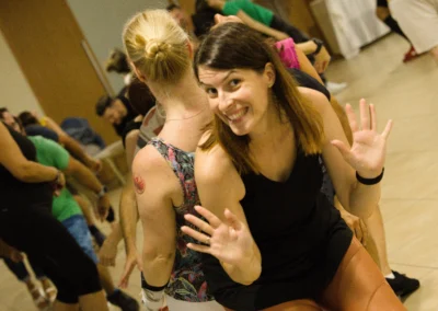Páros forgás gyakorlása a Salsa Revolution 2025-ös nyári táborában