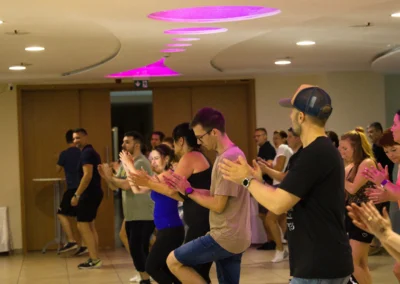 Új lépések gyakorlása a Salsa Revolution 2025-ös nyári táborában