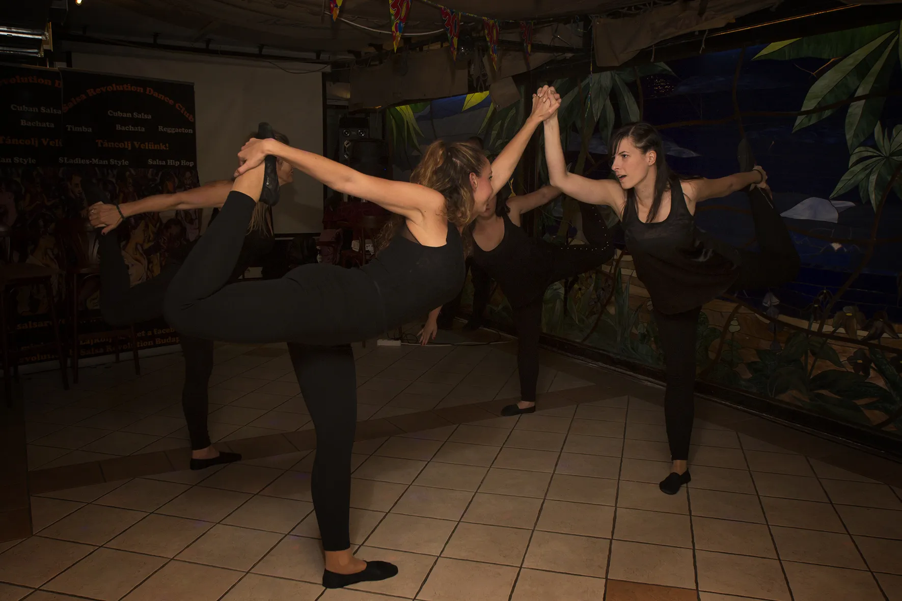 Látványos táncos figura a Salsa Revolution szülinapi buliján, 2018