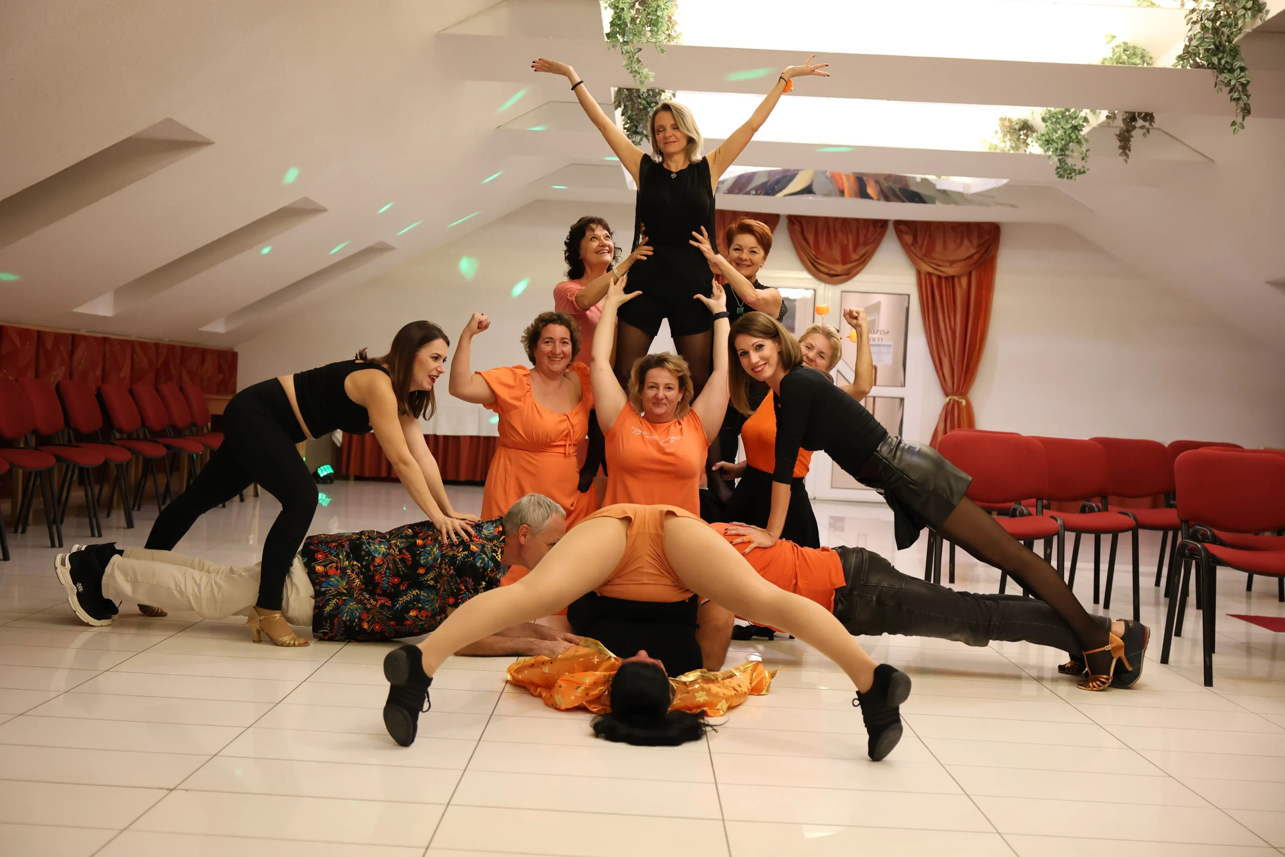 Táncos előadás a Salsa Revolution 2024-es wellness hétvégéjén