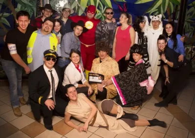 Csoportkép a Salsa Revolution jelmezes buliján