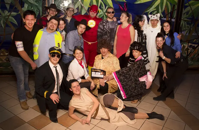 galeria-csoportkep-rendezveny Csoportkép a Salsa Revolution jelmezes buliján