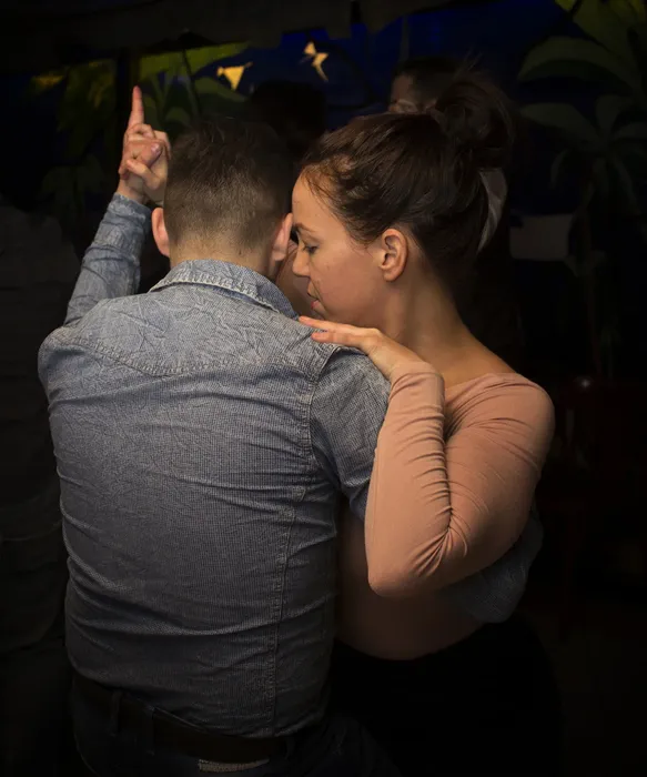 galeria-romantikus-tancolo-par Összebújva táncoló pár egy salsa buliban