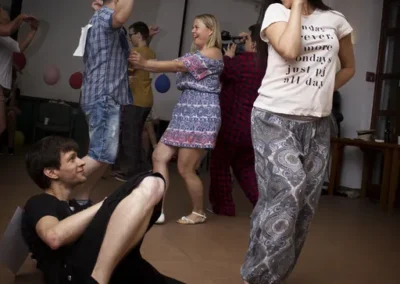 Játékos pillanat a Salsa Revolution táborában