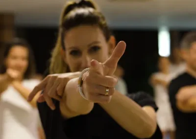 Táncoló nő a salsa órán